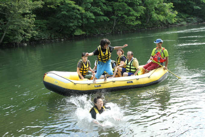 尻別川に飛びこんで遊ぶ