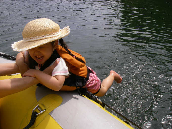 水遊びをする子供